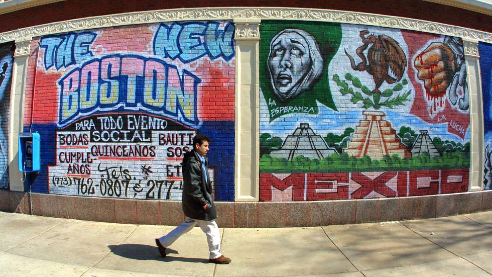 Mural no bairro Little Village, em Chicago, onde reside uma consolidada comunidade mexicana