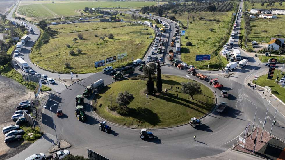 Agricultores em marcha lenta numa das rotundas de Alcochete que leva ao acesso à ponte Vasco da Gama