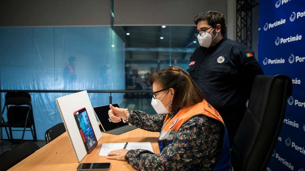 Isilda Gomes é voluntária no hospital de campanha de Portimão, onde faz a ligação às famílias dos doentes através de um iPad da câmara