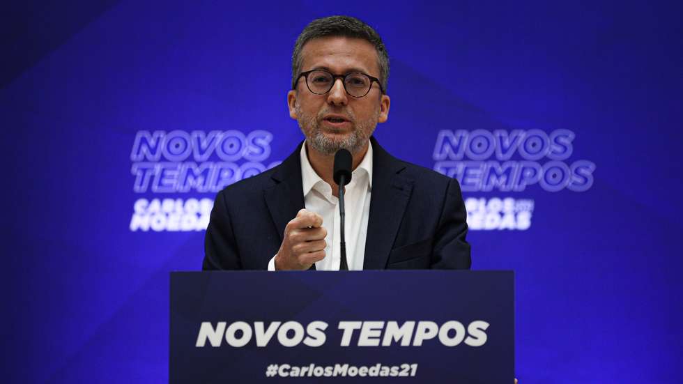 O ex-comissário europeu, que diz não ser um político profissional, garante que foi convidado pelo líder do PSD, Rui Rio