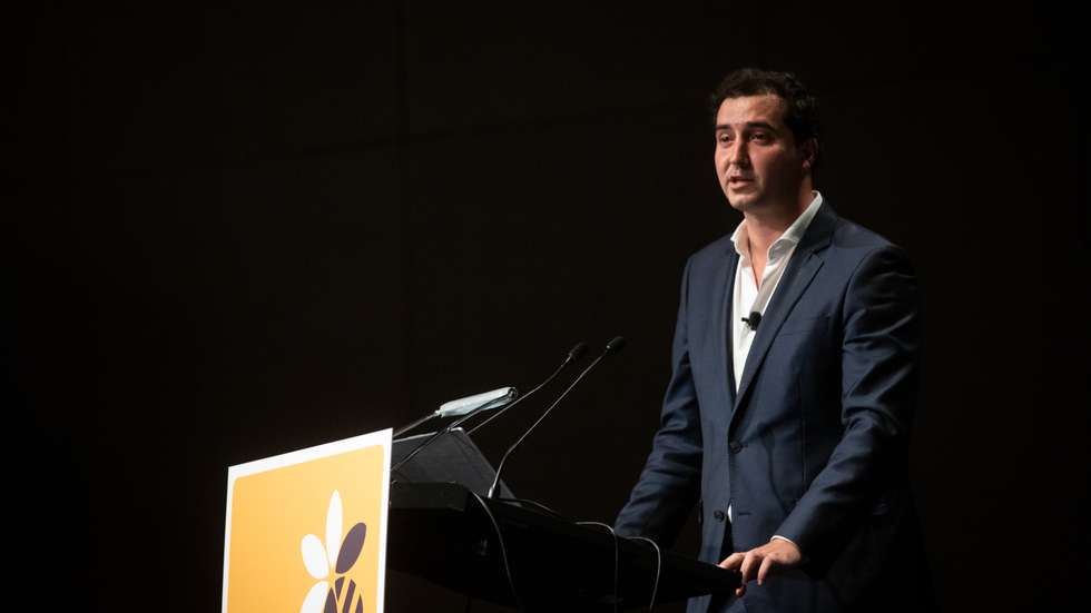 Os sociais-democratas alertam que as gerações mais novas são as mais afetadas pela precariedade, sustentando que "em 2021 a proporção de vínculos não permanentes entre os jovens portugueses era superior à média europeia"