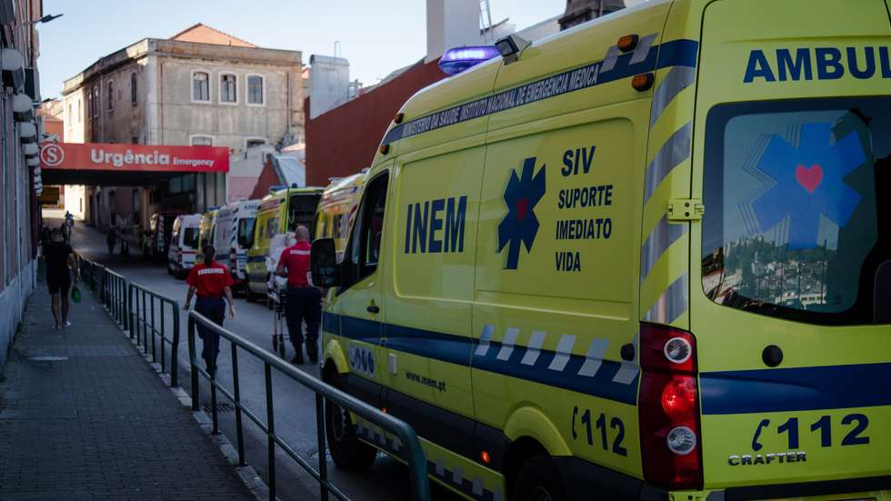 No turno da tarde de segunda-feira diversas ambulâncias "estiveram retidas na urgência do hospital Garcia da Orta por falta de macas" durante várias horas, levando mesmo a que alguns "profissionais tenham passado o turno todo no hospital à espera da maca", disse Rui Lázaro, presidente do STEPH