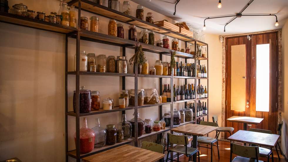 A história começou em Londres há três anos, pouco depois de Lara e George se conhecerem, ambos chefs de formação e  já com alguma experiência no cartório. Juntaram corações e cozinhas, já que os valores de ambos neste campo se entrelaçavam