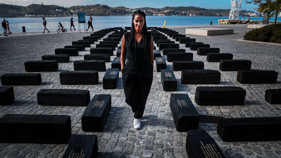 Apresentação da instalação de Grada Kilomba “O Barco / The Boat”, na praça do Carvão junto ao Maat.