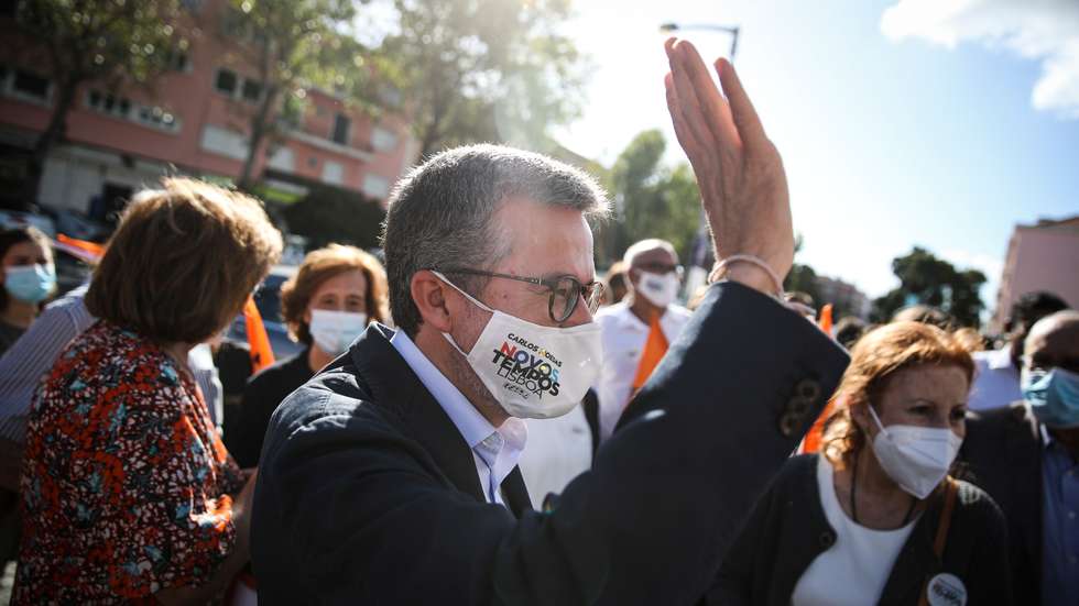 Carlos Moedas visitou este domingo a Feira das Galinheiras, em Santa Clara, onde se sentiu "muito bem recebido"