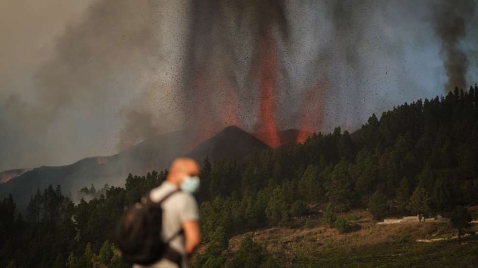 Mount Cumbre Vieja erupts in El Paso