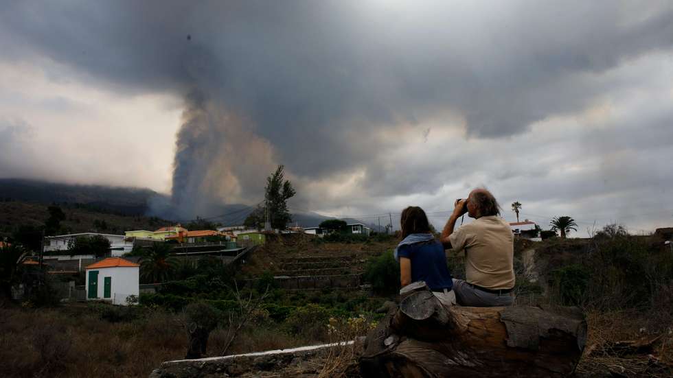 O vulcão ficou ativo no domingo e tem agora oito bocas de lava