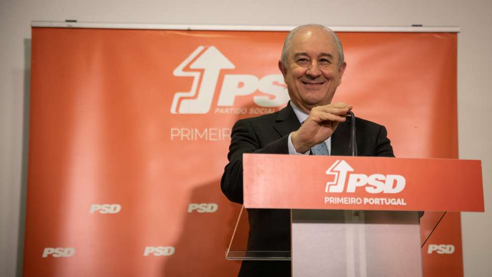 Concelho Nacional do PSD (Partido Social Democrata). Disputa entre Paulo Rangel, candidato à liderança do partido social democrata e Rui Rio, atual presidente do PSD. Rui Rio fala à imprensa, durante um curto intervalo do congresso. Centro de Congressos em Aveiro. 6 de Novembro de 2021 TOMÁS SILVA/OBSERVADOR