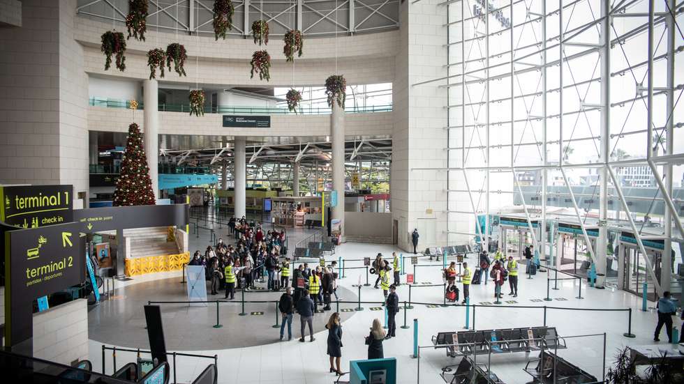 A partir do dia 1 Dezembro foi implementado em todos os aeroportos Portugueses, um novo sistema de controle, através de pulseiras, para agilizar a triagem de todos os passageiros que entram e saiam do país, de forma a existir uma maior prevenção à COVID-19. Esta medida é colocada na sequência do estado de calamidade, imposto pelo Governo. 1 de Dezembro de 2021 Aeroporto Humberto Delgado, Lisboa TOMÁS SILVA/OBSERVADOR