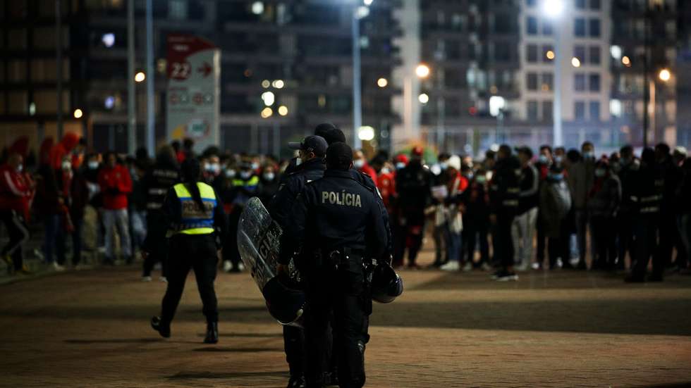 Policia antes do jogo entre o Sport Lisboa e Benfica e o Sporting Clube de Portugal no estádio da Luz, a contar para a 13ª jornada da Primeira Liga 2021/22. Lisboa, 03 de Dezembro de 2021. FILIPE AMORIM/OBSERVADOR