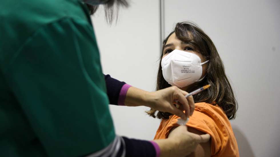 Criança a ser vacinada contra a Covid-19