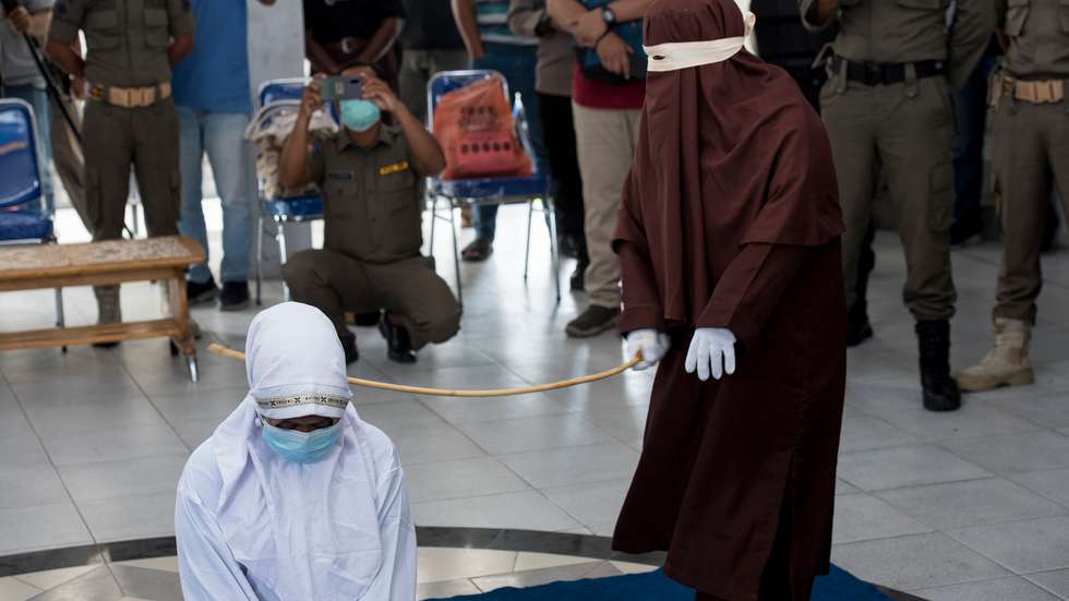 Açoitamento na província de Aceh, na Indonésia, para uma pessoa culpada de violar a Sharia