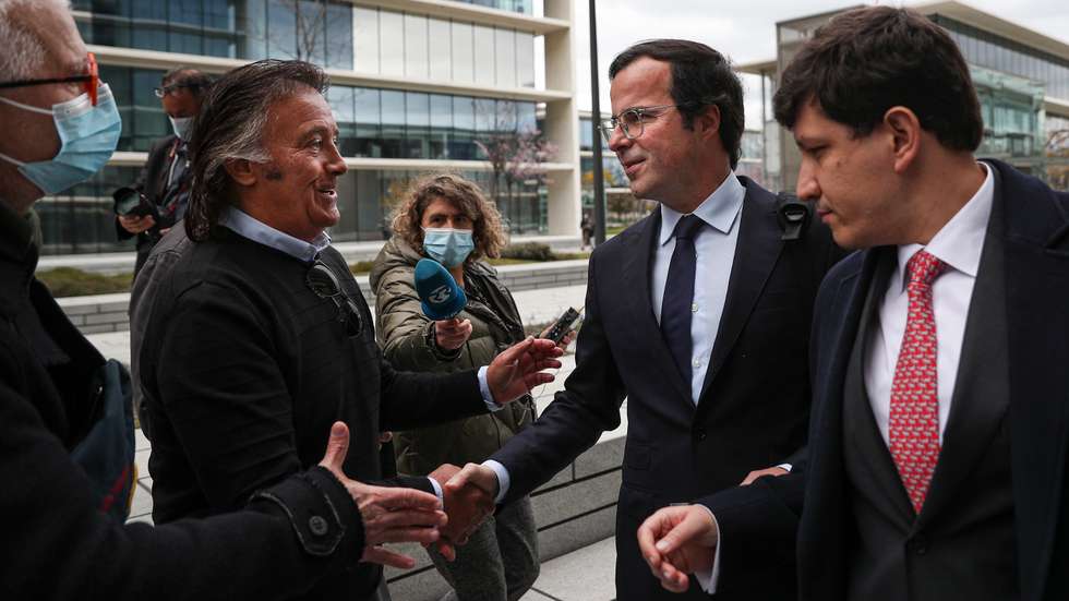 Leitura do acórdão do processo de Ricardo Salgado no âmbito da Operação Marquês, no Campus de Justiça. No exterior decorreu um protesto dos lesados do BES/Novo Banco. Francisco Proença de Carvalho, advogado do antigo banqueiro Ricardo Salgado, fala com alguns dos lesados à porta do tribunal Lisboa, 07 de Março de 2022 FILIPE AMORIM/OBSERVADOR