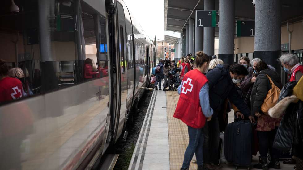 Em Badajoz, junto à fronteira entre Espanha e Portugal, dezenas de refugiados ucranianos apanham por fim, o último comboio da sua viagem. Percorreram a Europa inteira para chegarem a Portugal, mas antes de entrarem no último comboio desta jornada, são recebidos em Badajoz pela Cruz Vermelha e dezenas de apoiantes. Ficam neste espaço, coordenado pela instituição da Cruz Vermelha, que lhes dá de comer e os ajuda em qualquer necessidade básica, enquanto esperam cerca de 03:30h pelo próximo comboio. Umas famílias têm quem os espere do outro lado da linha, outras vão à descoberta e ainda existem famílias, que por terem várias crianças, preferem dormir num centro residencial em Badajoz criado para o efeito, descansar, e partir no dia seguinte. A guerra entre a Rússia e a Ucrânia já dura à cerca de 1 mês. 24 de Março de 2022 Badajoz, Espanha TOMÁS SILVA/OBSERVADOR