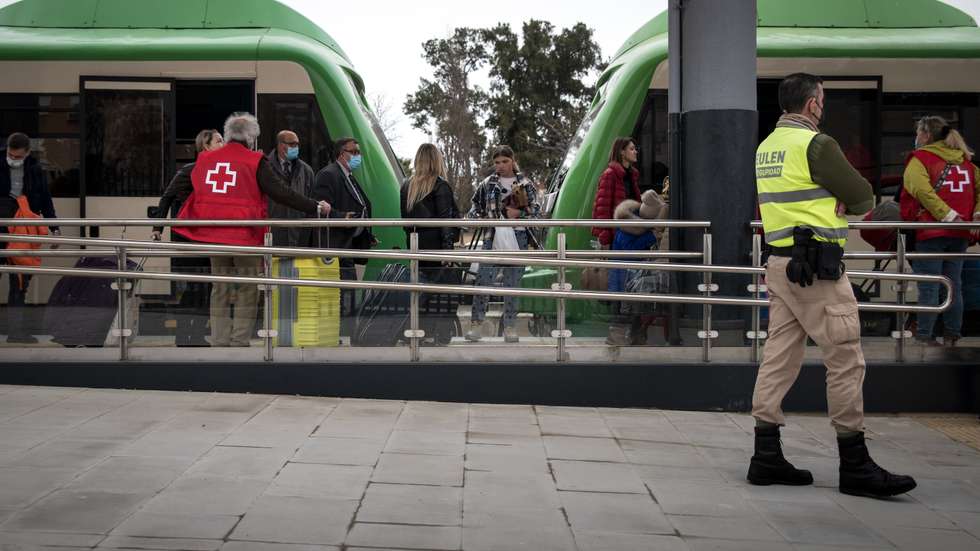 Em Badajoz, junto à fronteira entre Espanha e Portugal, dezenas de refugiados ucranianos apanham por fim, o último comboio da sua viagem. Percorreram a Europa inteira para chegarem a Portugal, mas antes de entrarem no último comboio desta jornada, são recebidos em Badajoz pela Cruz Vermelha e dezenas de apoiantes. Ficam neste espaço, coordenado pela instituição da Cruz Vermelha, que lhes dá de comer e os ajuda em qualquer necessidade básica, enquanto esperam cerca de 03:30h pelo próximo comboio. Umas famílias têm quem os espere do outro lado da linha, outras vão à descoberta e ainda existem famílias, que por terem várias crianças, preferem dormir num centro residencial em Badajoz criado para o efeito, descansar, e partir no dia seguinte. A guerra entre a Rússia e a Ucrânia já dura à cerca de 1 mês. 24 de Março de 2022 Badajoz, Espanha TOMÁS SILVA/OBSERVADOR
