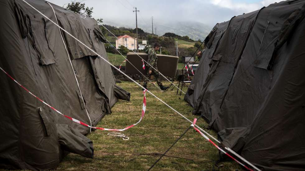 Atividade sísmica acima do normal na ilha de São Jorge, nos Açores, torna-se numa situação de crise sismo-vulcânica. A maior parte da população já evacuou a ilha, as escolas estão a funcionar, mas apenas cerca de 12 crianças vão às aulas. O exército Português da zona militar dos Açores, construiu um espaço de “irradiação” para desalojados, com tendas de primeiros socorros e para pernoitar. 29 de Março de 2022 São Jorge, Arquipélago dos Açores TOMÁS SILVA/OBSERVADOR
