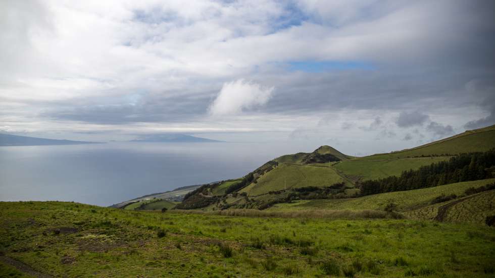 Atividade sísmica acima do normal na ilha de São Jorge, na região autónoma dos Açores, torna-se numa situação de crise sismo-vulcânica. O Observador acompanhou durante uma tarde, uma das três equipas da CIVISA (Centro de Informação e Vigilância Sismo-vulcânica dos Açores) que estão espalhadas por toda ilha de São Jorge. À cerca de 11 dias, que diariamente estas equipas deslocam-se para o terreno, para fazerem as medições necessárias para perceber se, de dia para dia, tem havido uma eventual subida de magma e gases à superfície da terra. 20 de Março de 2022 São Jorge, Arquipélago dos Açores TOMÁS SILVA/OBSERVADOR