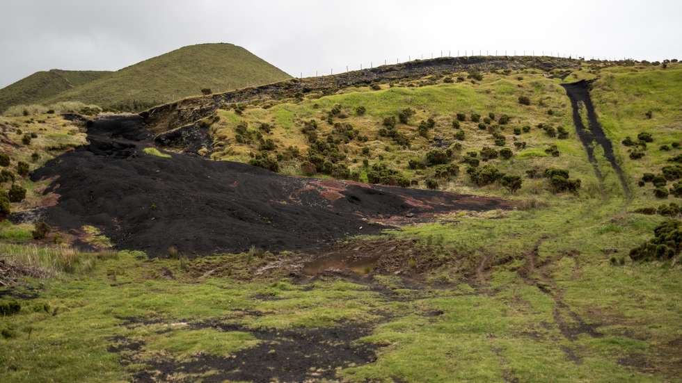 Atividade sísmica acima do normal na ilha de São Jorge, na região autónoma dos Açores, torna-se numa situação de crise sismo-vulcânica. O Observador acompanhou durante uma tarde, uma das três equipas da CIVISA (Centro de Informação e Vigilância Sismo-vulcânica dos Açores) que estão espalhadas por toda ilha de São Jorge. À cerca de 11 dias, que diariamente estas equipas deslocam-se para o terreno, para fazerem as medições necessárias para perceber se, de dia para dia, tem havido uma eventual subida de magma e gases à superfície da terra. 20 de Março de 2022 São Jorge, Arquipélago dos Açores TOMÁS SILVA/OBSERVADOR