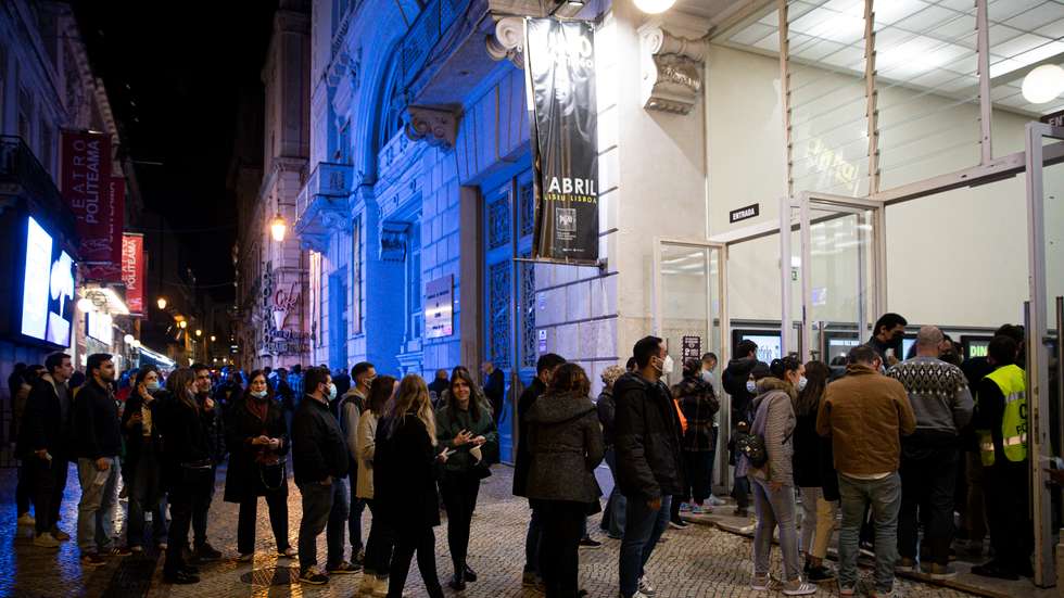 Concerto de Dino D´Santiago, no Coliseu dos Recreios. Filas para entrar no Coliseu Lisboa, 02 de Abril de 2022. FILIPE AMORIM/OBSERVADOR