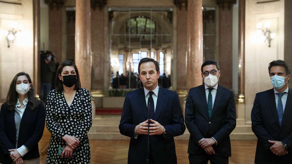 O Ministro das Finanças, Fernando Medina, entrega o Orçamento do Estado para 2022 ao Presidente da Assembleia da República, Augusto Santos Silva, na Assembleia da República. Lisboa, 13 de Abril de 2022. FILIPE AMORIM/OBSERVADOR