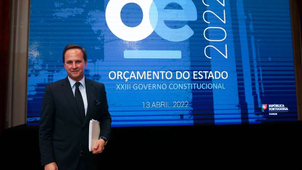 Conferência de imprensa do Ministro das Finanças, Fernando Medina, após a entrega do Orçamento do Estado para 2022 ao Presidente da Assembleia da República, Augusto Santos Silva, no Ministério das Finanças com Sofia Batalha (Secretário de Estado do Orçamento), António Mendonça Mendes (Secretário de Estado dos Assuntos Fiscais) e João Nuno Mendes (Secretário de Estado do Tesouro). Lisboa, 13 de Abril de 2022. FILIPE AMORIM/OBSERVADOR