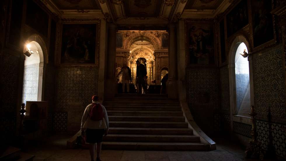 No Museu Nacional do Azulejo, em Lisboa, dois painéis da pequena igreja da Madre Deus, encontram-se deteriorados e necessitam de obras. O Observador entrevistou o diretor Alexandre Pais, que nos fez uma visita guiada pelos pontos "fortes" do museu. 18 de Maio de 2022 Museu Nacional do Azulejo, Lisboa TOMÁS SILVA/OBSERVADOR