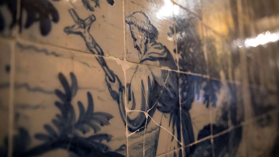 No Museu Nacional do Azulejo, em Lisboa, dois painéis da pequena igreja da Madre Deus, encontram-se deteriorados e necessitam de obras. O Observador entrevistou o diretor Alexandre Pais, que nos fez uma visita guiada pelos pontos "fortes" do museu. 18 de Maio de 2022 Museu Nacional do Azulejo, Lisboa TOMÁS SILVA/OBSERVADOR