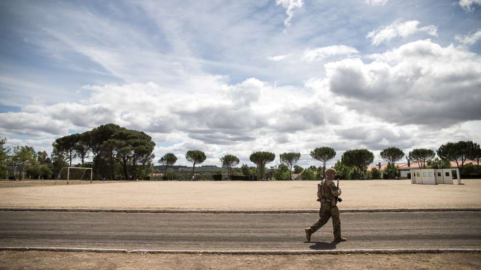 Reportagem: Dia dos Paraquedistas. Na base militar de Tancos, Vila Nova da Barquinha (Santarém), todos os anos se juntam milhares de paraquedistas de todo o país que serviram, ou servem, as forças armadas Portuguesas. Ali se reencontram, para celebrar a camaradagem, a integridade, e a lealdade que esta força especial requer, e para recordarem e reviverem juntos, os bons e maus momentos. 23 de Maio de 2022 Tancos, Santarem TOMÁS SILVA/OBSERVADOR