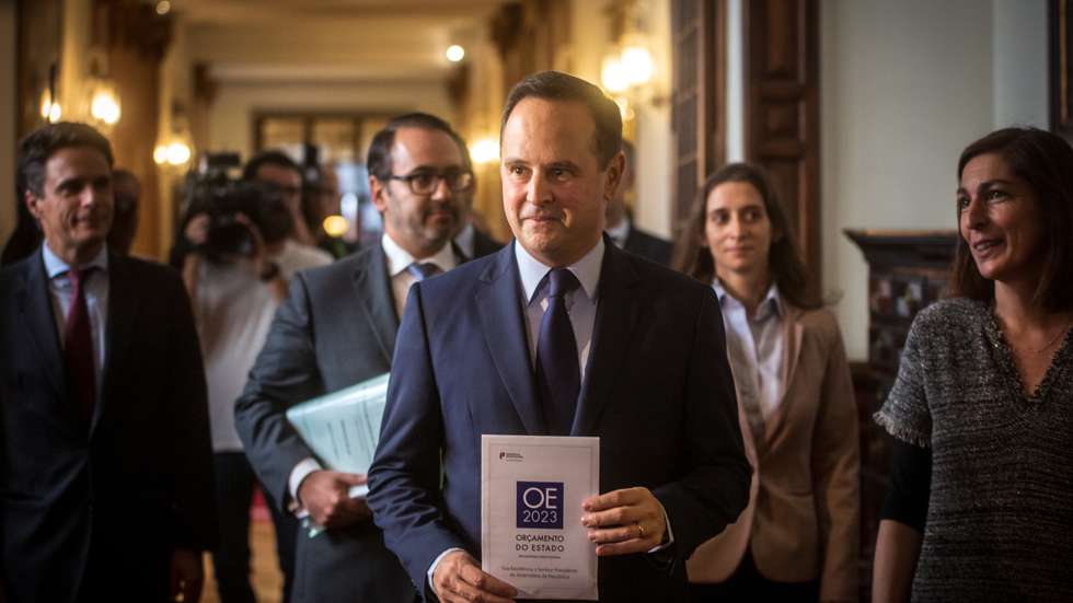 Entrega do Orçamento de Estado (OE) para o ano de 2023: Fernando Medina, Ministro das Finanças entrega a pen que contém o OE para o próximo ano a Augusto Santos Silva, presidente da Assembleia da República 10 de Outubro de 2022 Assembleia da República, Lisboa TOMÁS SILVA/OBSERVADOR