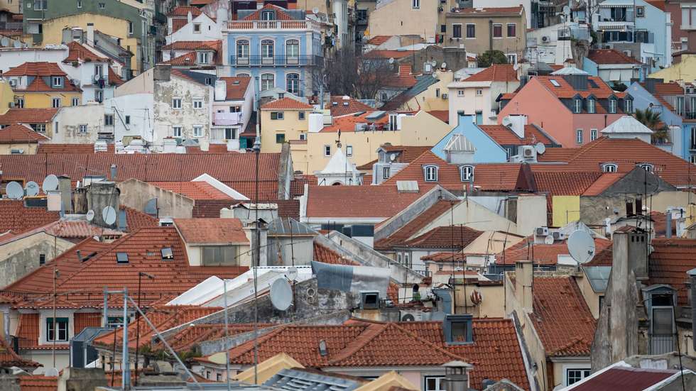 Em causa está o facto de as autoridades tributárias da Suíça definirem um valor de rendimento sujeito a tributação sobre os imóveis detidos por portugueses