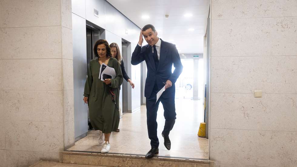À Polícia Judiciária, o PSD solicita o envio da "cópia do registo da mencionada ocorrência" e a "descrição dos procedimentos adotados para preservação de prova, nomeadamente para preservação do computador que terá sido entregue pelo SIS à PJ"