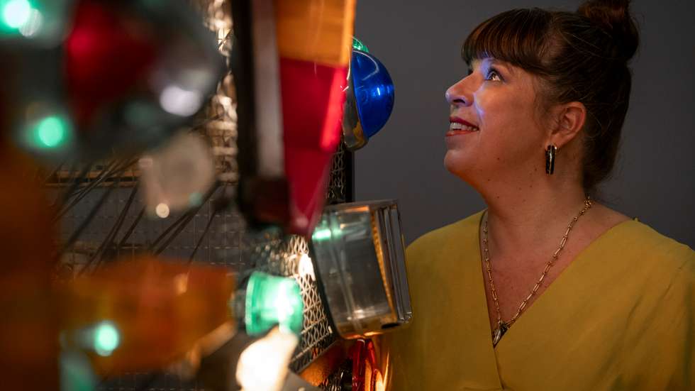 Joana Vasconcelos transforma e ressignifica objetos do nosso dia a dia através de esculturas e instalações monumentais.