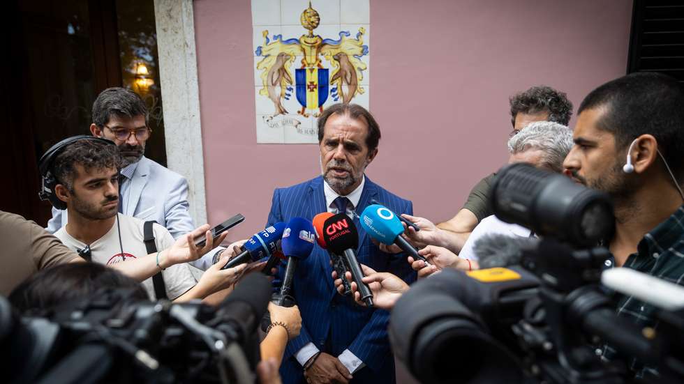 O presidente do Governo Regional da Madeira foi constituído arguido, num inquérito que investiga suspeitas de corrupção, abuso de poder, prevaricação, atentado ao Estado de direito, entre outros crimes