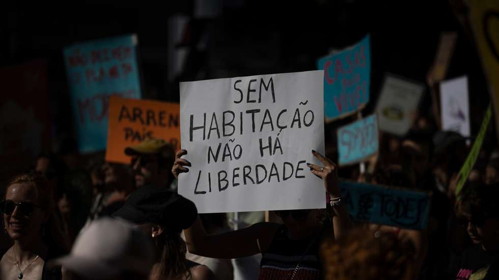 Organizada pela plataforma Casa Para Viver, a manifestação protesta contra a especulação no setor, a gentrificação da cidade e os edifício devolutos.