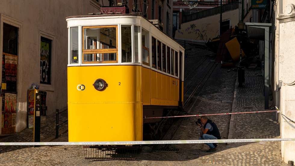 Italiana diz ter sido projetada quando a cabine bateu no fim dos carris