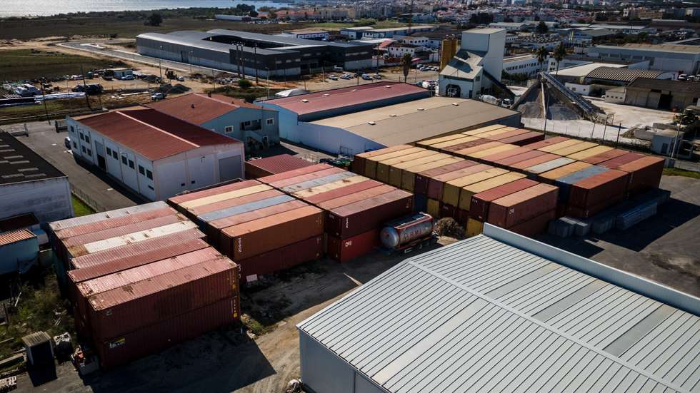 Reportagem em Sines: dezenas de contentores carregados de lixo provenientes de Itália, foram apreendidos no porto flúvial de Sines. Parte desses contentores foram para o aterro sanitário de Vila Nova de St. André, enquanto que a maioria ficou intacta ao ar livre, após se ter descoberto que havia lixo tóxico no seu interior. 26 de Setembro de 2022 Sines e Vila Nova de St. André TOMÁS SILVA/OBSERVADOR