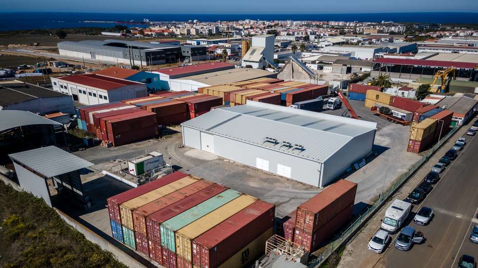 Reportagem em Sines: dezenas de contentores carregados de lixo provenientes de Itália, foram apreendidos no porto flúvial de Sines. Parte desses contentores foram para o aterro sanitário de Vila Nova de St. André, enquanto que a maioria ficou intacta ao ar livre, após se ter descoberto que havia lixo tóxico no seu interior. 26 de Setembro de 2022 Sines e Vila Nova de St. André TOMÁS SILVA/OBSERVADOR