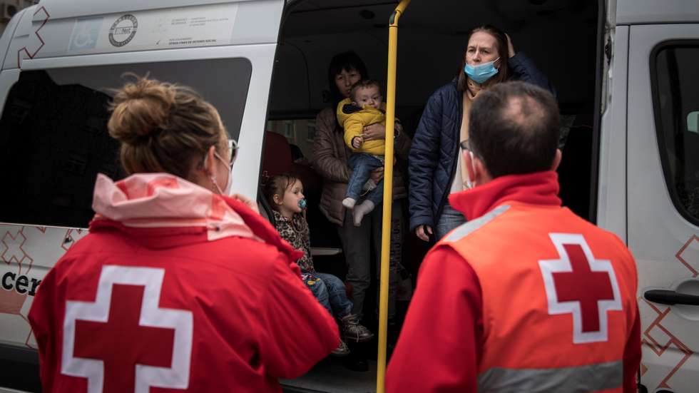 Em Badajoz, junto à fronteira entre Espanha e Portugal, dezenas de refugiados ucranianos apanham por fim, o último comboio da sua viagem. Percorreram a Europa inteira para chegarem a Portugal, mas antes de entrarem no último comboio desta jornada, são recebidos em Badajoz pela Cruz Vermelha e dezenas de apoiantes. Ficam neste espaço, coordenado pela instituição da Cruz Vermelha, que lhes dá de comer e os ajuda em qualquer necessidade básica, enquanto esperam cerca de 03:30h pelo próximo comboio. Umas famílias têm quem os espere do outro lado da linha, outras vão à descoberta e ainda existem famílias, que por terem várias crianças, preferem dormir num centro residencial em Badajoz criado para o efeito, descansar, e partir no dia seguinte. A guerra entre a Rússia e a Ucrânia já dura à cerca de 1 mês. 24 de Março de 2022 Badajoz, Espanha TOMÁS SILVA/OBSERVADOR