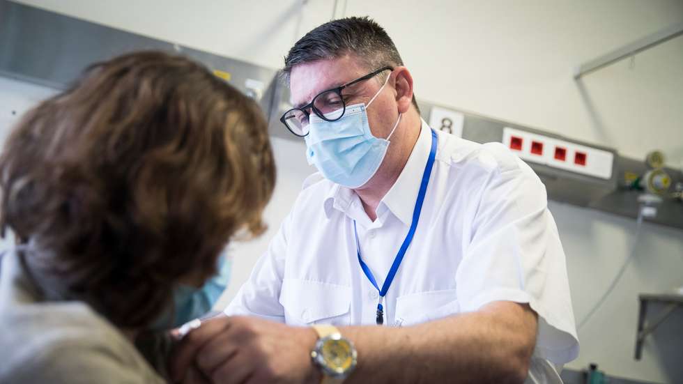 Apesar da "forte pressão que a Covid-19 continuou a exercer sobre os hospitais do SNS em 2021" estes "conseguiram voltar a níveis de produção semelhantes a 2019"