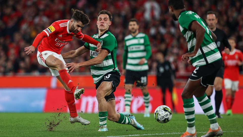 Rafa foi sempre o principal agitador ofensivo do Benfica, Ugarte dominou a nível de recuperações e duelos ganhos mas nenhum saiu a sorrir no dérbi