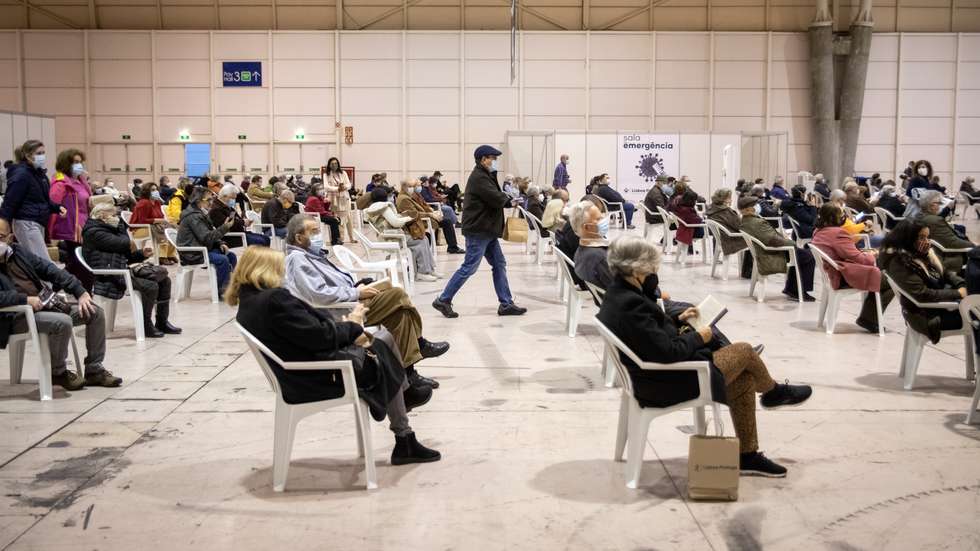 Novo centro de vacinação à COVID-19, no pavilhão 4 da FIL - Feira Internacional de Lisboa. Considerado o maior centro de vacinação do país, com 60 postos e capacidade para realizar até nove mil vacinas contra a COVID-19 ou contra a gripe, por dia. 1 de Dezembro de 2021 TOMÁS SILVA/OBSERVADOR
