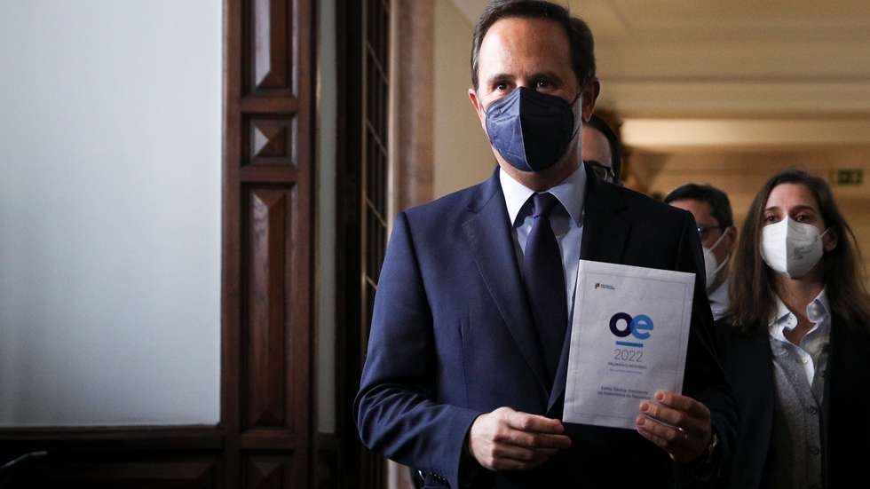 O Ministro das Finanças, Fernando Medina, entrega o Orçamento do Estado para 2022 ao Presidente da Assembleia da República, Augusto Santos Silva, na Assembleia da República. Lisboa, 13 de Abril de 2022. FILIPE AMORIM/OBSERVADOR