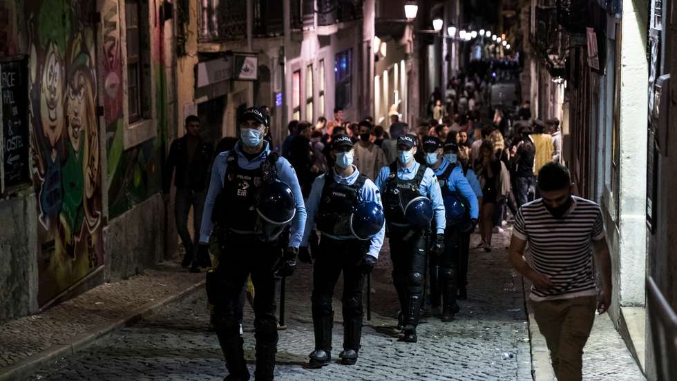 Os desacatos de terça-feira à noite "terão começado às 23h40 na Rua da Atalaia"