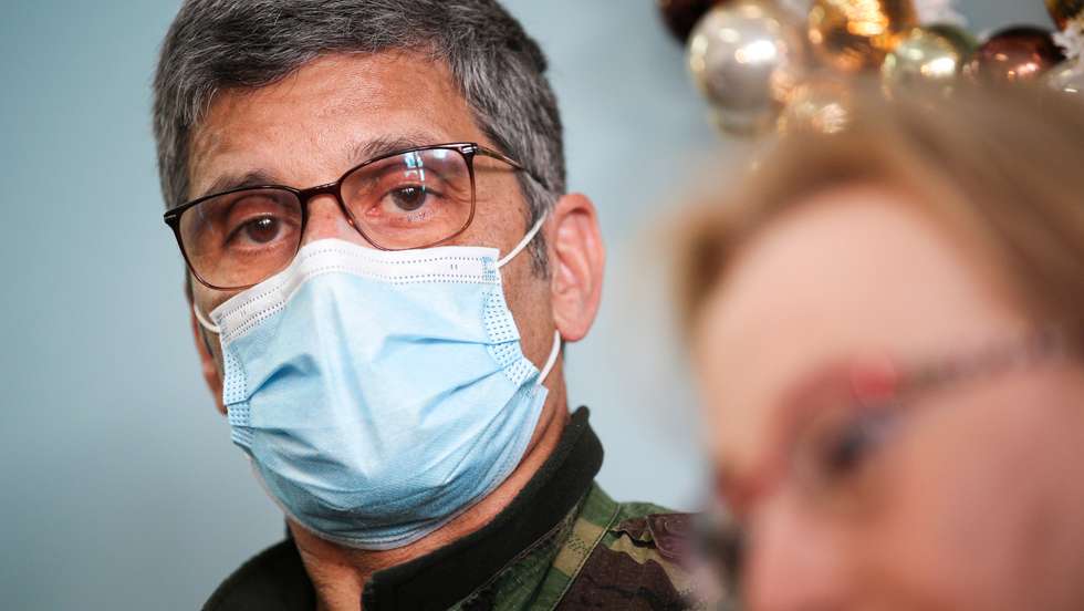 A diretora-geral da Saúde, Graça Freitas, o presidente dos Serviços Partilhados do Ministério da Saúde, Luis Goes Pinheiro, e o coordenador do Núcleo de Coordenação de Apoio ao Ministério da Saúde, coronel Carlos Penha-Gonçalves, visitaram o Centro de Vacinação contra a covid-19 de São Domingos de Rana, acompanhados pelo presidente da Câmara Municipal de Cascais, Carlos Carreiras. Cascais, 27 de Novembro de 2021. FILIPE AMORIM/OBSERVADOR