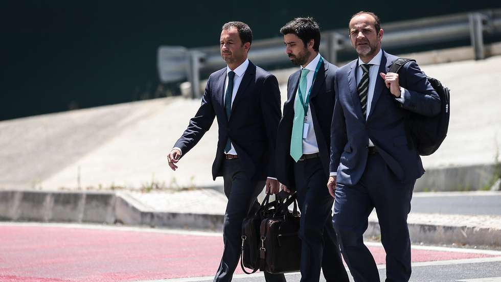 Varandas assistiu ao jogo no Dragão na zona da tribuna com Salgado Zenha e João Sampaio mas longe de Pinto da Costa