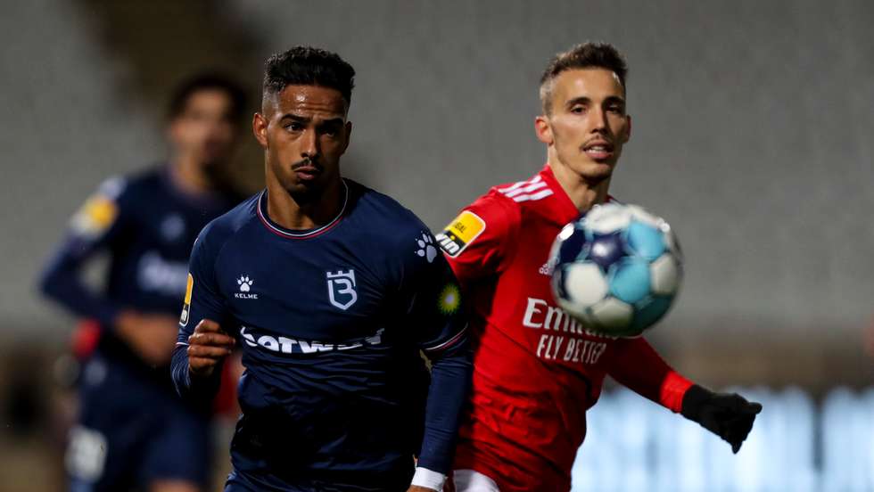 O jogo entre o Belenenses SAD e o Benfica foi interrompido poucos minutos depois do início da segunda parte