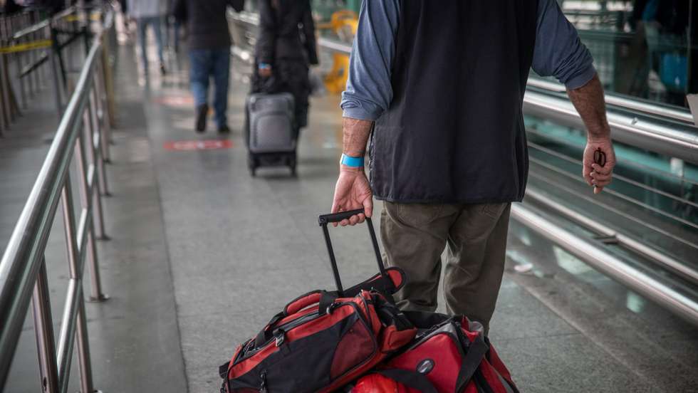A partir do dia 1 Dezembro foi implementado em todos os aeroportos Portugueses, um novo sistema de controle, através de pulseiras, para agilizar a triagem de todos os passageiros que entram e saiam do país, de forma a existir uma maior prevenção à COVID-19. Esta medida é colocada na sequência do estado de calamidade, imposto pelo Governo. 1 de Dezembro de 2021 Aeroporto Humberto Delgado, Lisboa TOMÁS SILVA/OBSERVADOR
