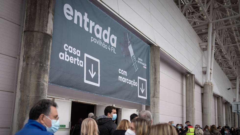 Novo centro de vacinação à COVID-19, no pavilhão 4 da FIL - Feira Internacional de Lisboa. Considerado o maior centro de vacinação do país, com 60 postos e capacidade para realizar até nove mil vacinas contra a COVID-19 ou contra a gripe, por dia. 1 de Dezembro de 2021 TOMÁS SILVA/OBSERVADOR