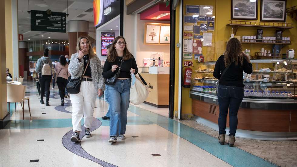 O uso de mácara deixa de ser obrigatório em expaços fechados, excepto em casos expecifícos. A medida entrou em vigor esta sexta-feira, dia 22. Apesar de tudo, ainda há muitas pessoas que preferem utiliza-la, por segurança. 22 de Abril de 2022, Lisboa TOMÁS SILVA/OBSERVADOR
