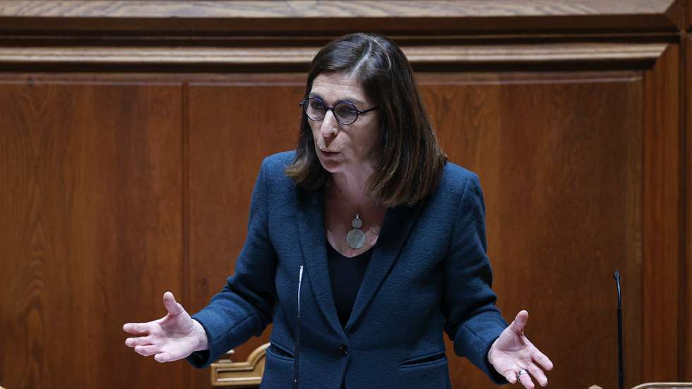 "É preciso encontrar soluções, que passam por ir corrigindo o que deve ser corrigido", admitiu a Ministra Adjunta e dos Assuntos Parlamentares